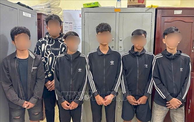 Các đối tượng trộm cắp tài sản trên cao tốc Cần Thơ - Cà Mau tại cơ quan Công an. Ảnh: TTXVN phát