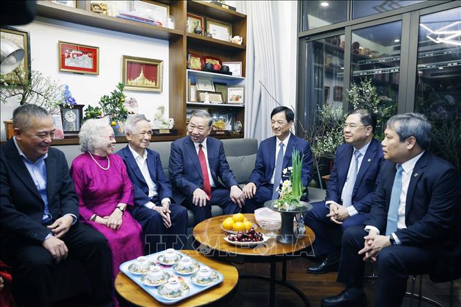 Tổng Bí thư Tô Lâm thăm, chúc Tết gia đình Giáo sư, Tiến sỹ, Nhà giáo Nhân dân Nguyễn Lân Dũng và Phó Giáo sư, Tiến sỹ, Thầy thuốc Nhân dân Nguyễn Kim Nữ Hiếu. Ảnh: Thống Nhất – TTXVN