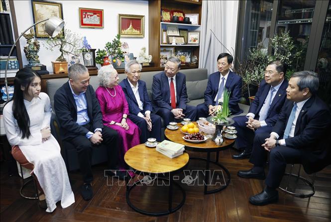 Tổng Bí thư Tô Lâm thăm, chúc Tết gia đình Giáo sư, Tiến sỹ, Nhà giáo Nhân dân Nguyễn Lân Dũng và Phó Giáo sư, Tiến sỹ, Thầy thuốc Nhân dân Nguyễn Kim Nữ Hiếu. Ảnh: Thống Nhất – TTXVN
