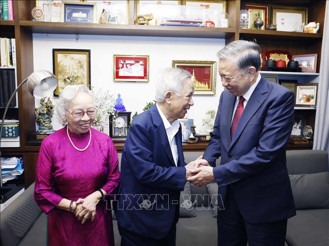 Tổng Bí thư Tô Lâm thăm, chúc Tết gia đình Giáo sư, Tiến sỹ, Nhà giáo Nhân dân Nguyễn Lân Dũng và Phó Giáo sư, Tiến sỹ, Thầy thuốc Nhân dân Nguyễn Kim Nữ Hiếu. Ảnh: Thống Nhất – TTXVN