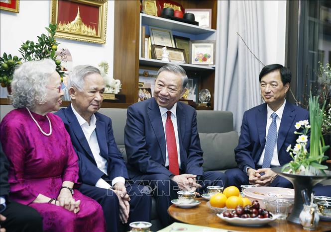 Tổng Bí thư Tô Lâm thăm, chúc Tết gia đình Giáo sư, Tiến sỹ, Nhà giáo Nhân dân Nguyễn Lân Dũng và Phó Giáo sư, Tiến sỹ, Thầy thuốc Nhân dân Nguyễn Kim Nữ Hiếu. Ảnh: Thống Nhất – TTXVN