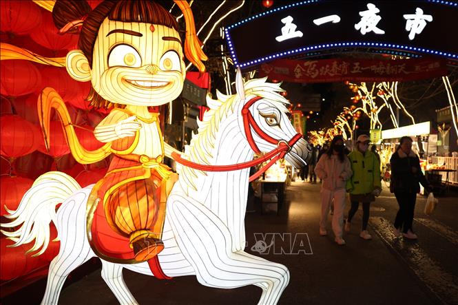 Lễ hội đèn lồng đón Tết Nguyên đán tại tỉnh Cam Túc, Trung Quốc. Ảnh: THX/TTXVN