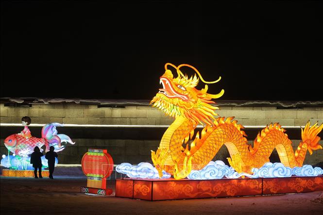 Đèn lồng được thắp sáng rực rỡ tại St. Petersburg, Nga. Ảnh: THX/TTXVN