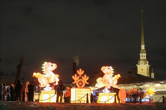 Đèn lồng được thắp sáng rực rỡ tại St. Petersburg, Nga. Ảnh: THX/TTXVN