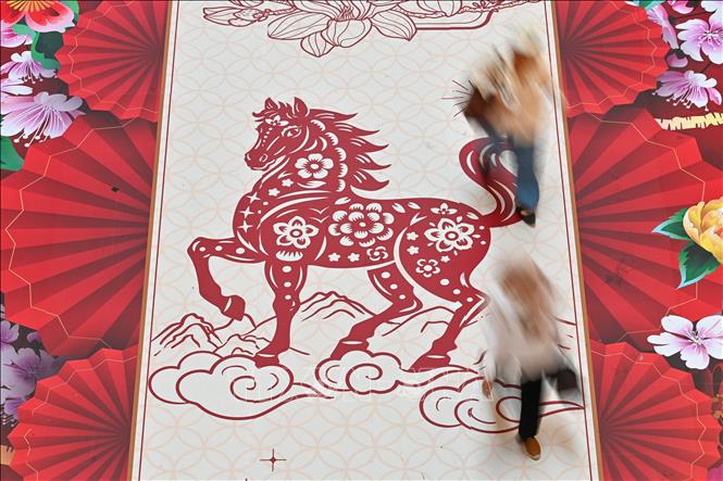 Trung tâm thương mại ở Kuala Lumpur, Malaysia, được trang hoàng đón Tết Nguyên đán. Ảnh: THX/TTXVN