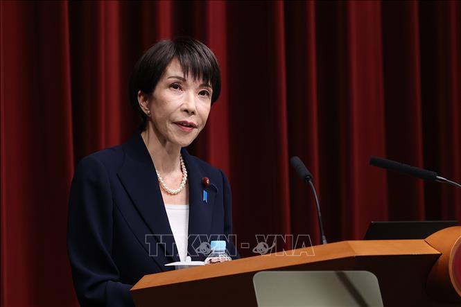 Thủ tướng Nhật Bản Sanae Takaichi phát biểu tại cuộc họp báo ở Tokyo. Ảnh: THX/TTXVN