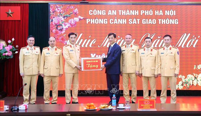 Bí thư Thành ủy Hà Nội Nguyễn Duy Ngọc tặng quà cán bộ, chiến sĩ Phòng CSGT, Công an thành phố Hà Nội. Ảnh: Phạm Kiên - TTXVN