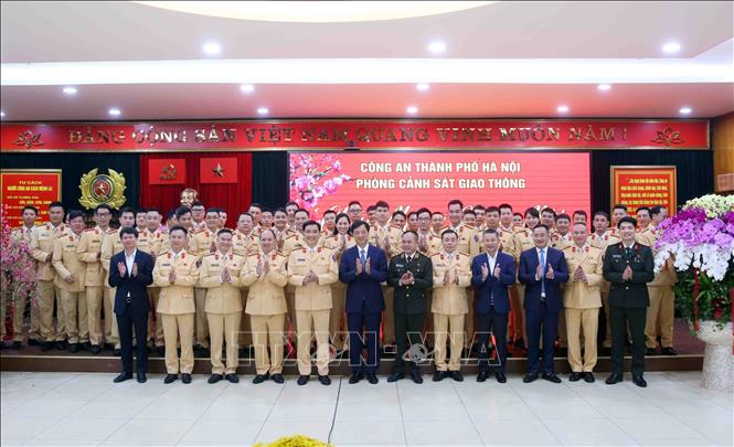 Bí thư Thành ủy Hà Nội Nguyễn Duy Ngọc với cán bộ, chiến sĩ Phòng CSGT, Công an thành phố Hà Nội. Ảnh: Phạm Kiên - TTXVN