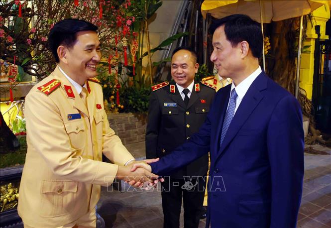 Bí thư Thành ủy Hà Nội Nguyễn Duy Ngọc đến thăm, chúc Tết và động viên cán bộ, chiến sĩ Phòng Cảnh sát giao thông, Công an thành phố Hà Nội. Ảnh: Phạm Kiên - TTXVN