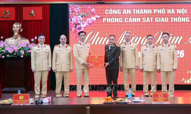 Trung tướng Nguyễn Thanh Tùng, Giám đốc Công an thành phố Hà Nội tặng quà cán bộ, chiến sĩ Phòng CSGT, Công an thành phố Hà Nội. Ảnh: Phạm Kiên - TTXVN