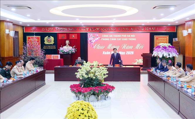 Bí thư Thành ủy Hà Nội Nguyễn Duy Ngọc chúc Tết cán bộ, chiến sĩ Phòng CSGT, Công an thành phố Hà Nội. Ảnh: Phạm Kiên - TTXVN