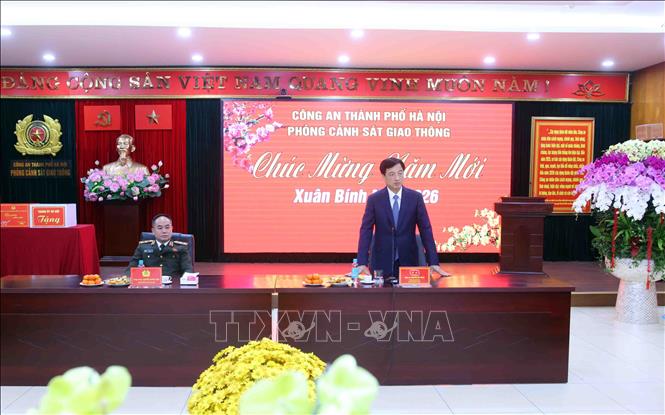 Bí thư Thành ủy Hà Nội Nguyễn Duy Ngọc chúc Tết cán bộ, chiến sĩ Phòng CSGT, Công an thành phố Hà Nội. Ảnh: Phạm Kiên - TTXVN
