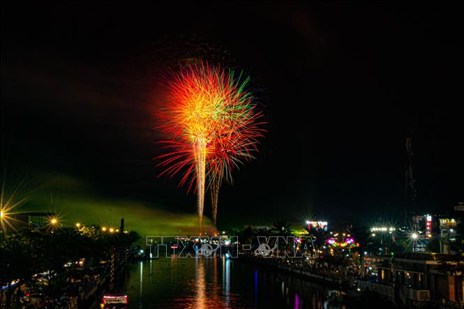 Pháo hoa đêm giao thừa tại công viên Xà No, phường Vị Thanh, thành phố Cần Thơ. Ảnh: Duy Khương - TTXVN