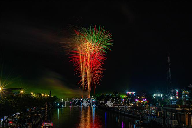 Pháo hoa đêm giao thừa tại công viên Xà No, phường Vị Thanh, thành phố Cần Thơ. Ảnh: Duy Khương - TTXVN