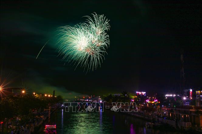 Pháo hoa đêm giao thừa tại công viên Xà No, phường Vị Thanh, thành phố Cần Thơ. Ảnh: Duy Khương - TTXVN
