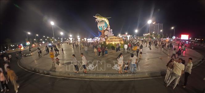 Quảng trường Phan Ngọc Hiển được đưa vào sử dụng đã tạo nên môt điểm du Xuân lý tưởng cho người dân Cà Mau. Ảnh: Huỳnh Anh - TTXVN 