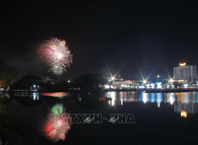 Màn trình diễn pháo hoa nghệ thuật được triển khai đồng loạt ở tất cả 5 điểm bắn trên địa bàn tỉnh, đánh dấu thời khắc chuyển giao đón năm mới Bính Ngọ 2026. Ảnh: Huỳnh Anh - TTXVN