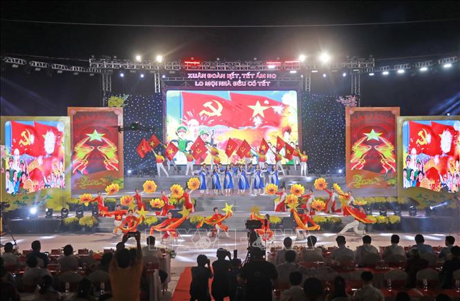 Chương trình nghệ thuật được chia thành hai phần “Mùa Xuân có Đảng” và “Đất nước vào Xuân”. Ảnh: Huỳnh Anh - TTXVN