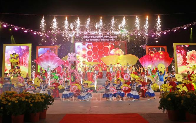 Các tiết mục nghệ thuật được dàn dựng công phu đã mang đến cho khán giả không khí rộn ràng của mùa xuân. Ảnh: Huỳnh Anh - TTXVN