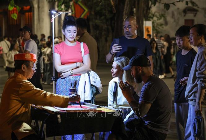 Nhiều du khách nước ngoài chọn Hà Nội là điểm đến đón năm mới Bính Ngọ 2026. Ảnh: Hoàng Hiếu - TTXVN