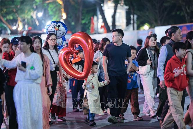 Càng về khuya, hồ Gươm trở thành điểm hẹn của người dân và du khách cùng hoà mình chào đón năm mới Bính Ngọ. Ảnh: Hoàng Hiếu - TTXVN