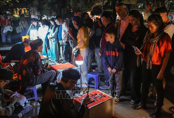 Xin chữ đầu năm là nét đẹp truyền thống của người Việt mỗi dịp Tết đến Xuân về. Ảnh: Hoàng Hiếu - TTXVN