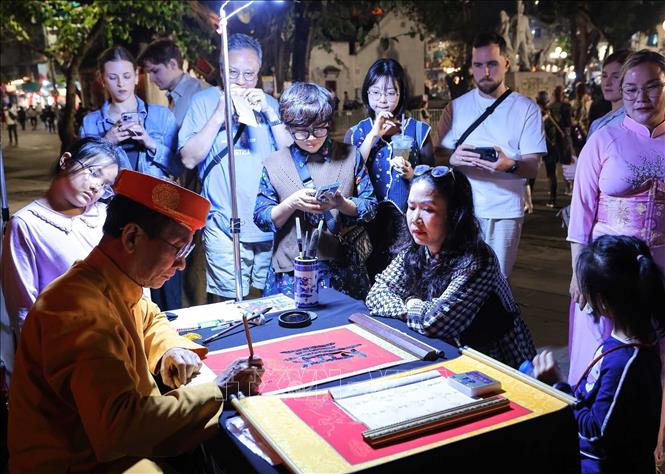 Xin chữ đầu năm là nét đẹp truyền thống của người Việt mỗi dịp Tết đến Xuân về. Ảnh: Hoàng Hiếu - TTXVN