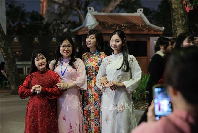 Người dân chụp ảnh 