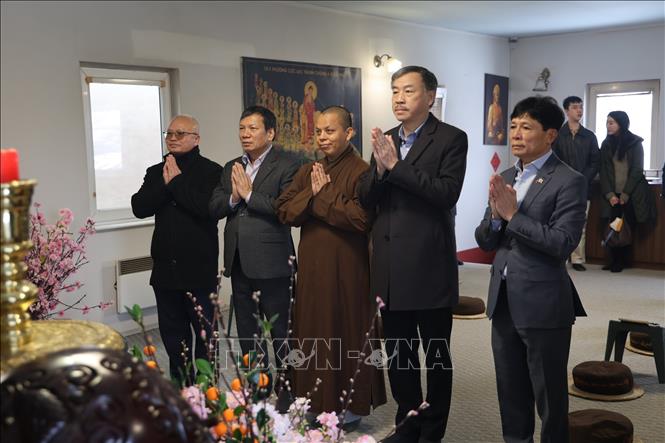 Đại sứ Dương Hoài Nam và đại diện lãnh đạo cộng đồng người Việt lễ tại Chùa Vĩnh Nghiêm, Praha, CH Séc. Ảnh Việt Thắng p/v TTXVN tại CH Séc