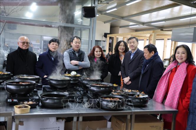 Đại sứ và đại diện lãnh đạo cộng đồng người Việt đã tới thăm, chúc Tết một cửa hàng chuyên nấu đồ ăn việt tại TTTM Sapa. Ảnh Việt Thắng p/v TTXVN tại CH Séc