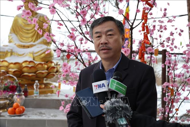 Đại sứ Dương Hoài Nam trả lời phỏng vấn tại Chùa Vĩnh Nghiêm. Ảnh Việt Thắng p/v TTXVN tại CH Séc