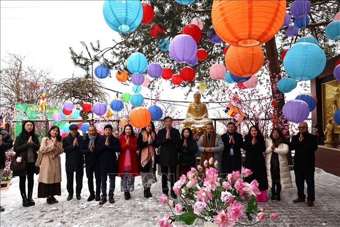 Đại sứ Dương Hoài Nam cùng tập thể cán bộ, nhân viên Đại sứ quán Việt Nam tại Cộng hòa Séc và đại diện lãnh đạo cộng đồng người Việt chụp ảnh kỉ niệm tại chùa Vĩnh Nghiêm. Ảnh Việt Thắng p/v TTXVN tại CH Séc