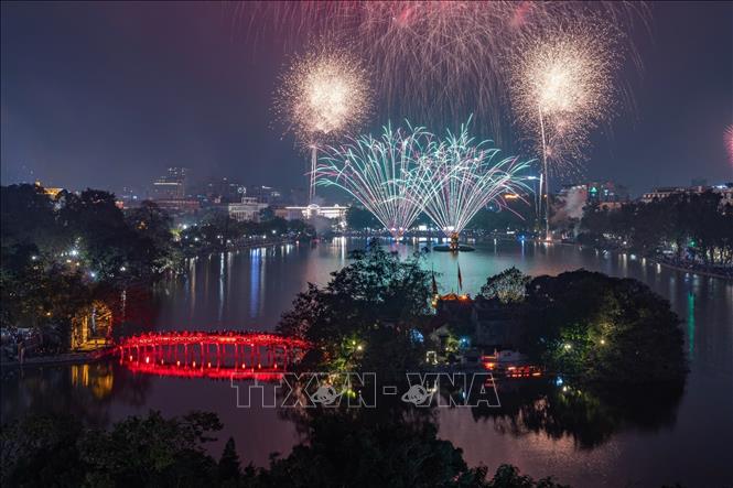 Màn pháo hoa rực rỡ chào đón năm mới Bính Ngọ 2026 tại khu vực Hồ Hoàn Kiếm. Ảnh: Phạm Tuấn Anh - TTXVN