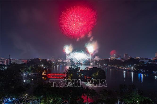Màn pháo hoa rực rỡ chào đón năm mới Bính Ngọ 2026 tại khu vực Hồ Hoàn Kiếm. Ảnh: Phạm Tuấn Anh - TTXVN