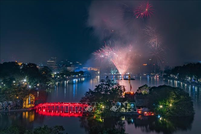 Màn pháo hoa rực rỡ chào đón năm mới Bính Ngọ 2026 tại khu vực Hồ Hoàn Kiếm. Ảnh: Phạm Tuấn Anh - TTXVN