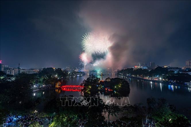 Màn pháo hoa rực rỡ chào đón năm mới Bính Ngọ 2026 tại khu vực Hồ Hoàn Kiếm. Ảnh: Phạm Tuấn Anh - TTXVN
