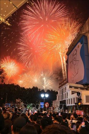 Người dân hào hứng chiêm ngưỡng màn pháo hoa rực rỡ bầu trời khu vực hồ Hoàn Kiếm. Ảnh: Hoàng Hiếu - TTXVN