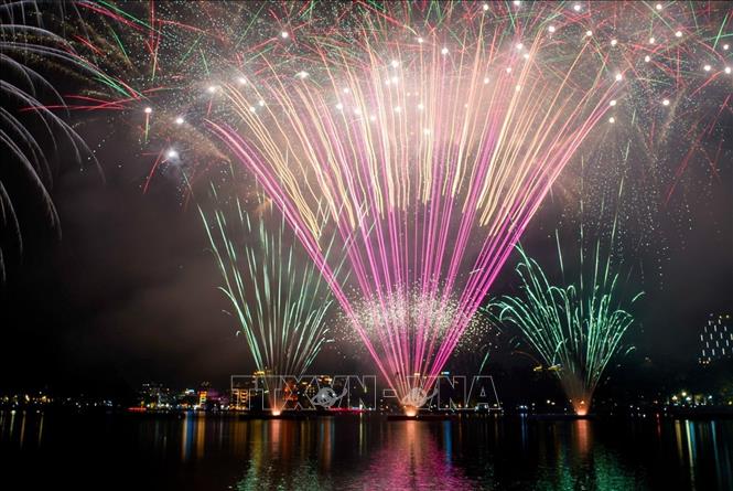 Màn pháo hoa rực rỡ tại khu vực hồ Hoàn Kiếm. Ảnh: Khánh Hoà - TTXVN
