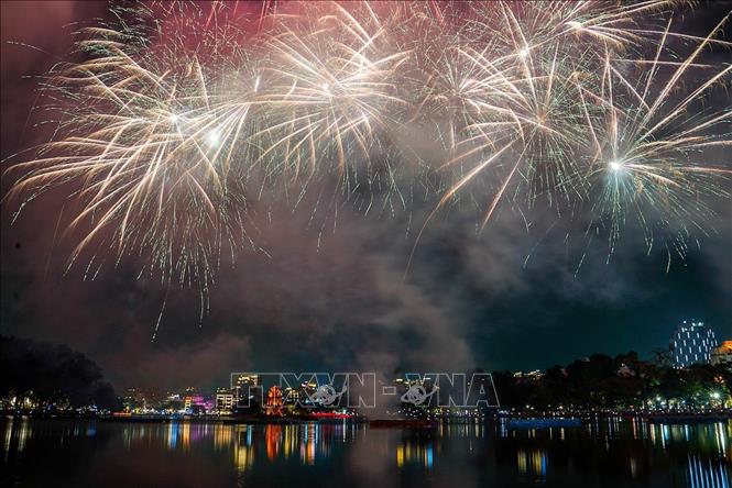 Màn pháo hoa rực rỡ tại khu vực hồ Hoàn Kiếm. Ảnh: Khánh Hoà - TTXVN