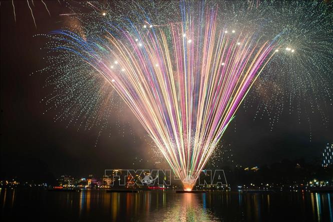 Màn pháo hoa rực rỡ tại khu vực hồ Hoàn Kiếm. Ảnh: Khánh Hoà - TTXVN