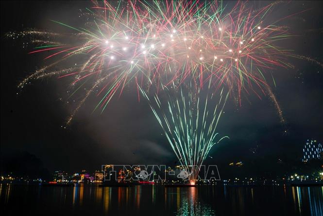 Màn pháo hoa rực rỡ tại khu vực hồ Hoàn Kiếm. Ảnh: Khánh Hoà - TTXVN