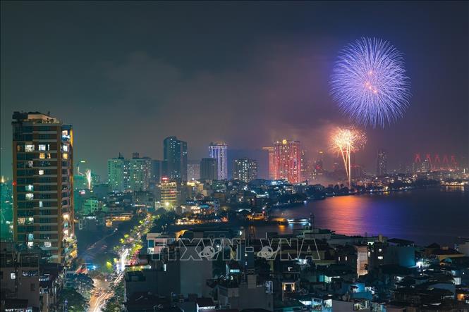 Màn pháo hoa rực rỡ sắc màu chào đón thời khắc chuyển giao sang năm mới tại Hồ Tây. Ảnh: Lê Đông - TTXVN
