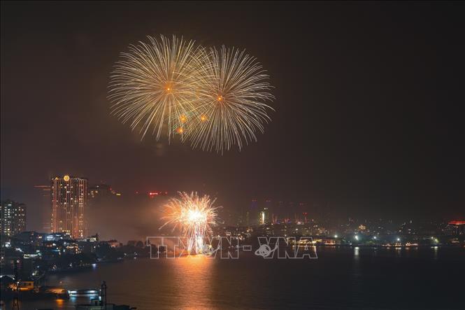 Màn pháo hoa rực rỡ sắc màu chào đón thời khắc chuyển giao sang năm mới tại Hồ Tây. Ảnh: Lê Đông - TTXVN
