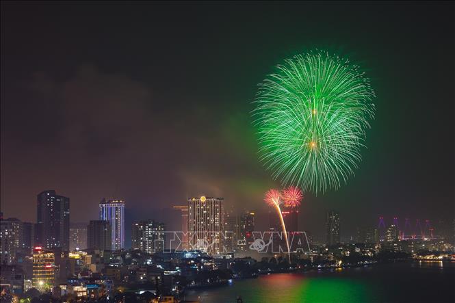 Những chùm pháo hoa lung linh tạo nên khoảnh khắc ấn tượng trong đêm giao thừa tại Hồ Tây. Ảnh: Lê Đông - TTXVN