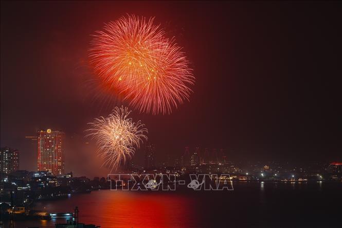 Màn pháo hoa rực rỡ sắc màu chào đón thời khắc chuyển giao sang năm mới tại Hồ Tây. Ảnh: Lê Đông - TTXVN