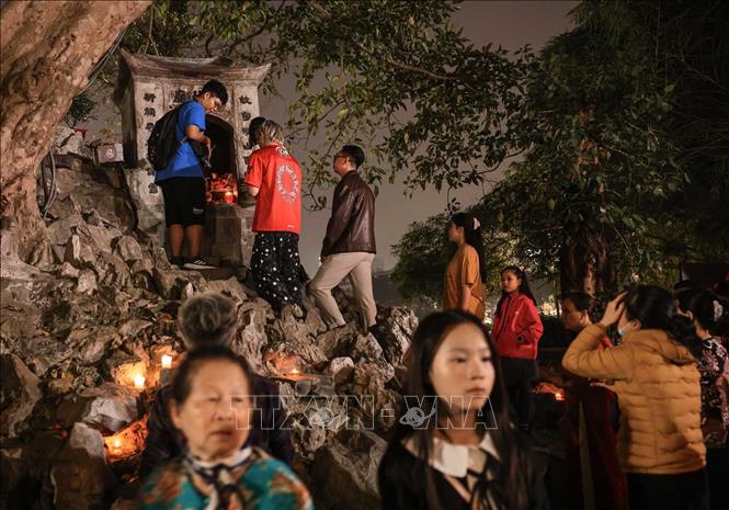 Nhiều người dân đi lễ trong khoảnh khắc đầu tiên trong năm mới Bính Ngọ. Ảnh: Hoàng Hiếu - TTXVN