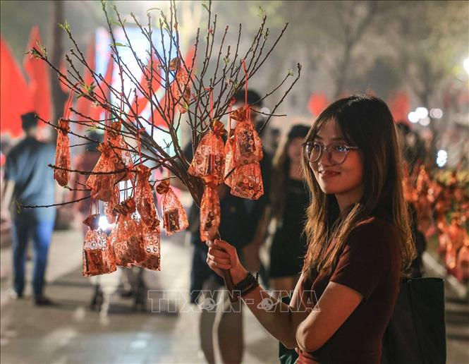 Những túi muối nhỏ để lấy lộc đầu năm được bày bán nhiều trên các tuyến phố. Ảnh: Hoàng Hiếu - TTXVN