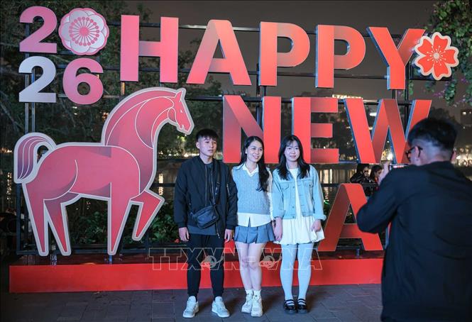 Người dân chụp ảnh kỷ niệm trong thời khắc đón năm mới Bính Ngọ 2026. Ảnh: Hoàng Hiếu - TTXVN