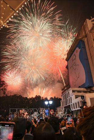 Người dân tập trung tại khu vực hồ Hoàn Kiếm để thưởng thức màn pháo hoa chào đón năm mới Bính Ngọ 2026. Ảnh: Hoàng Hiếu - TTXVN