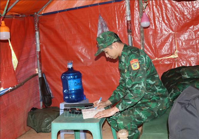 Thượng úy Bùi Mạnh Lâm, sinh năm 1997, quê Hưng Yên, cán bộ Trạm Biên phòng Cửa khẩu Chi Ma (Lạng Sơn) mới cưới vợ ngày 20 tháng Chạp song vẫn lên đơn vị để nhận nhiệm vụ trực Tết Nguyên đán 2026. Ảnh: Quang Duy - TTXVN